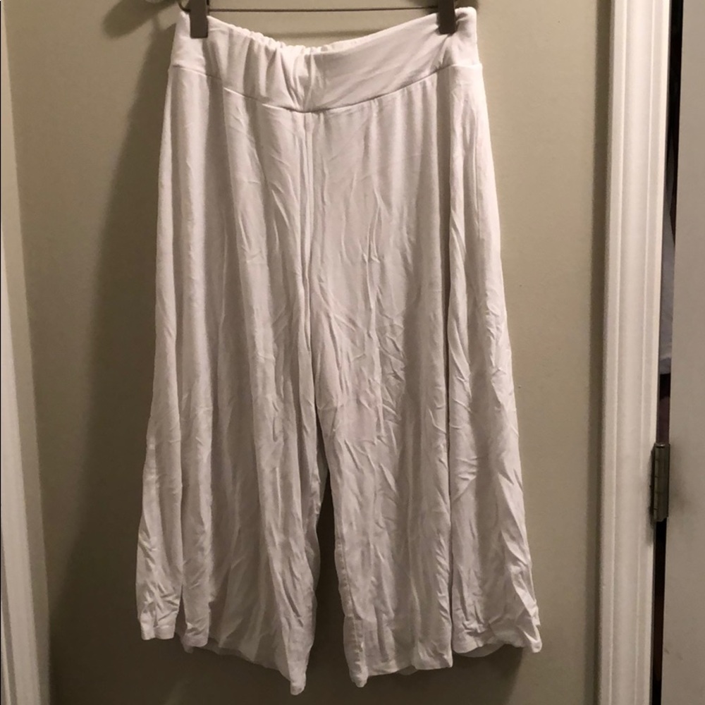 White double lined Gaucho crops